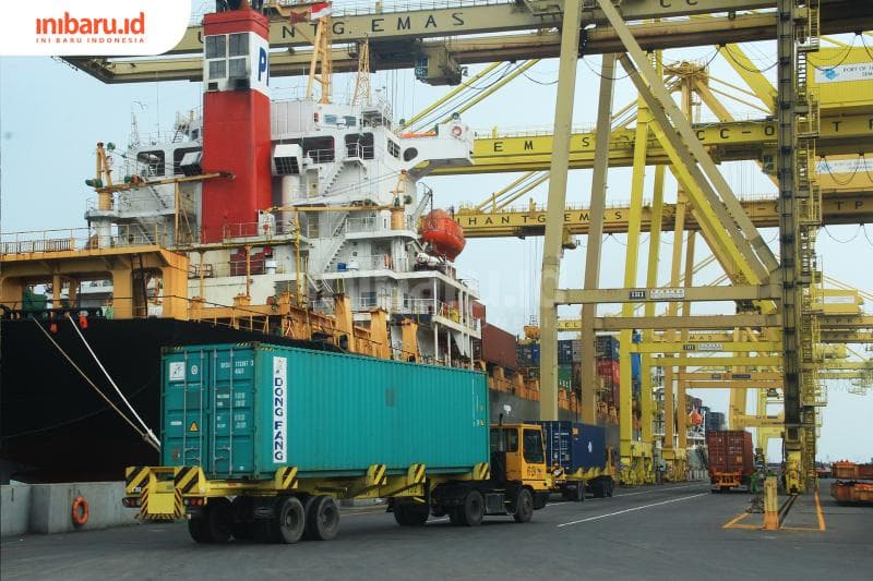 Truk kontainer melakukan bongkar muat petikemas di Pelabuhan Tanjung Emas Semarang, Rabu (10/2/2021). Kinerja ekspor Jateng mengalami penurunan akibat pandemi Covid-19. (Inibaru.id/ Triawanda Tirta Aditya)
