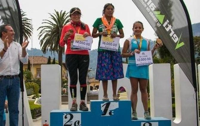 Maria Lorena Ramirez, perempuan asli Tarahumara memenangi perlombaan lari dengan peralatan seadanya. (Jawapos/BBC)