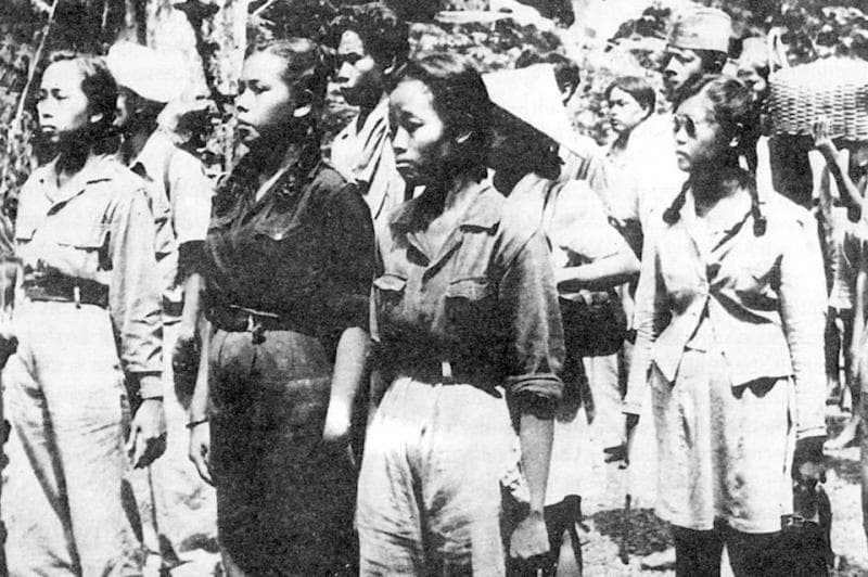 Korps Wanita Tentara Indonesia sesudah reorganisasi (1948) secara resmi menjadi bagian dari tentara. Foto: repro buku "Agresi Militer Belanda Memperebutkan Zamrud Sepanjang Khatulistiwa 1945/1949" karya Pierre Heijboer.