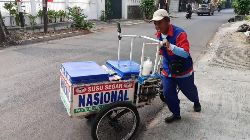 Orang Semarang pasti nggak asing dengan jingle penjual susu ini. (Youtube account Street Foods Village)
