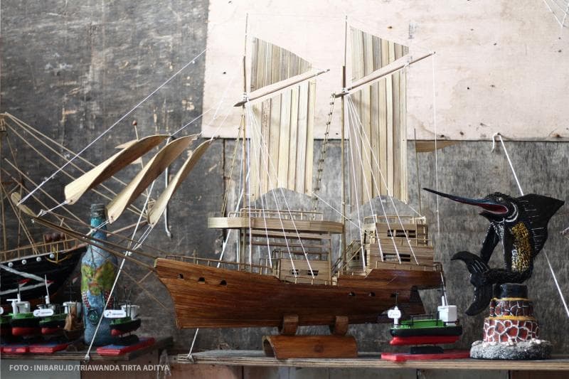 Selain kerajinan berbentuk merak, Salamun juga bisa membuat miniatur kapal.<br>