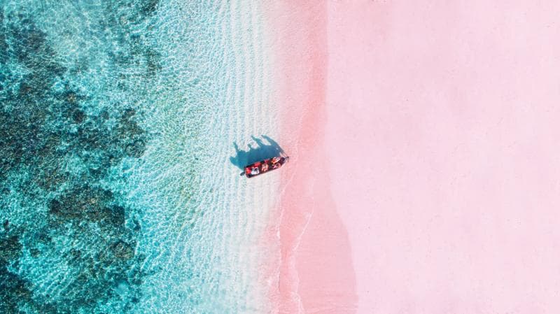 Pink Beach di Labuan Bajo, NTT. Pasirnya yang berwarna merah jambu menjadi daya tarik tersendiri bagi wisatawan. (Helloflores)