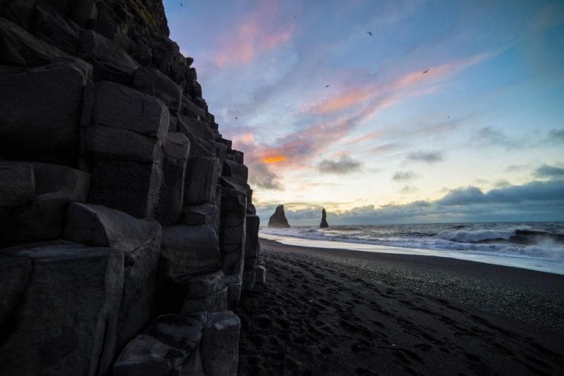 Pasir hitam menutupi  Pantai Reynisfjara di Islandia. (Thevalemagazine)