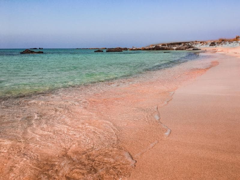 Pantai Elafonissi di Yunani yang berpasir merah muda. (Thebreakofdawns)