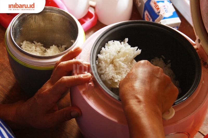 Jangan terlalu lama menyimpan nasi dalam rice cooker.&nbsp;(Inibaru.id/ Triawanda Tirta Aditya)