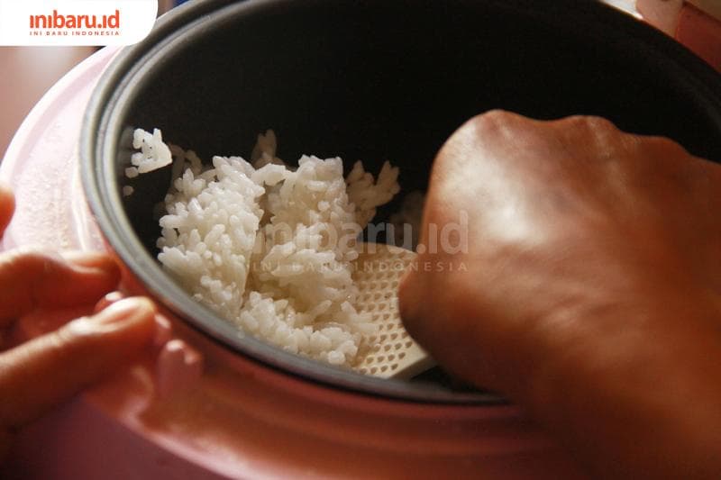 Keluarkan nasi dari rice cooker setelah beberapa jam.&nbsp;(Inibaru.id/ Triawanda Tirta Aditya)
