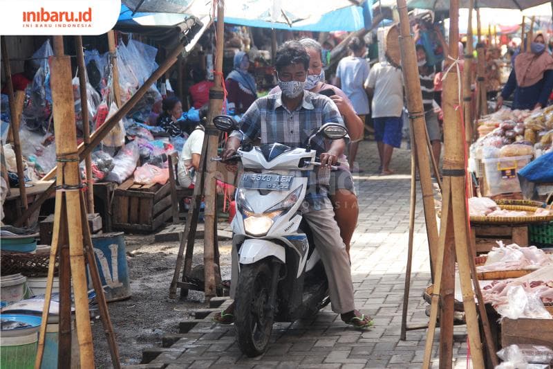 Pedagang beraktivitas di Pasar Karangayu Semarang, Rabu (17/2/2021). Pemrpov Jateng berencana menyuntik vaksin covid-19 kepada pedagang pasar pekan ini. (Inibaru.id/ Triawanda Tirta Aditya)