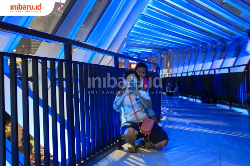 Seorang ibu dan anaknya sedang berswafoto di Pandanaran Sky Bridge. (Inibaru.id/ Audrian F)<br>