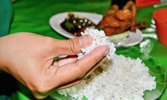 Makan pakai tangan sudah mendarah daging di Indonesia. (Istock)