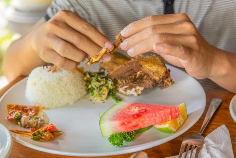 Makan pakai tangan punya beberapa sebutan di pulau Jawa. (Istock)