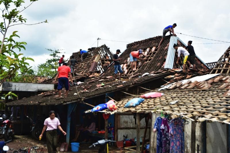 Warga Desa Karangsono Demak saling bahu-membahu untuk membenahi rumah mereka kembali. (Audrian F)