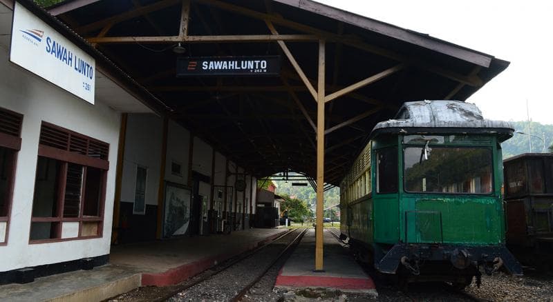 Stasiun kereta di Sawahlunto Sumatera Barat. Kereta api di Indonesia sebagian besar dibangun dengan merevitalisasi jalur lama. (KAI)