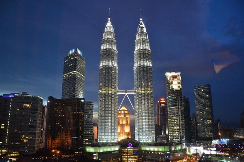 Kamu hanya perlu membawa paspor kalau mau ke Malaysia. (Flickr/

Simon_sees)