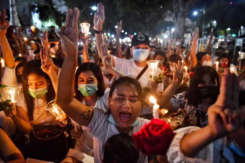 Ilustrasi: Salam tiga jari, simbol perlawanan rakyat Myanmar, ternyata diadopsi dari film The Hunger Games. (AFP/Suwanrumpha)
