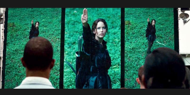 Katnis Everdeen saat mengacungkan salam tiga jari di film The Hunger Games. (stackexchange.com)
