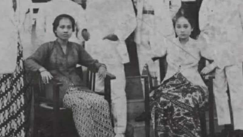 Siti Oetari masih anak-anak saat menikah dengan Soekarno. (Kepogaul)