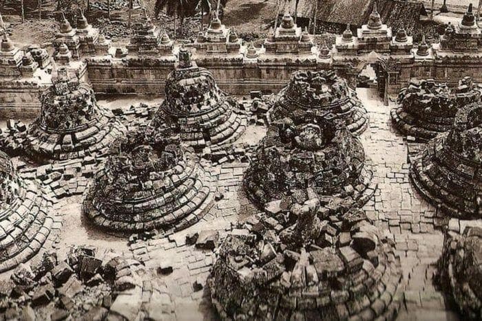 Pembersihan bukit tempat reruntuhan Borobudur diinisiasi oleh Raffles pada 1814. (Intisari-Grid)