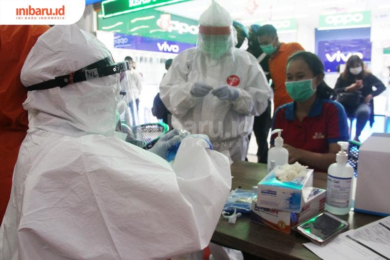 Ilustrasi: Vaksin AstraZeneca sudah sampai di Indonesia, melengkapi vaksin Sinovac yang sebelumnya telah dipakai. (Inibaru.id/Triawanda Tirta Aditya)