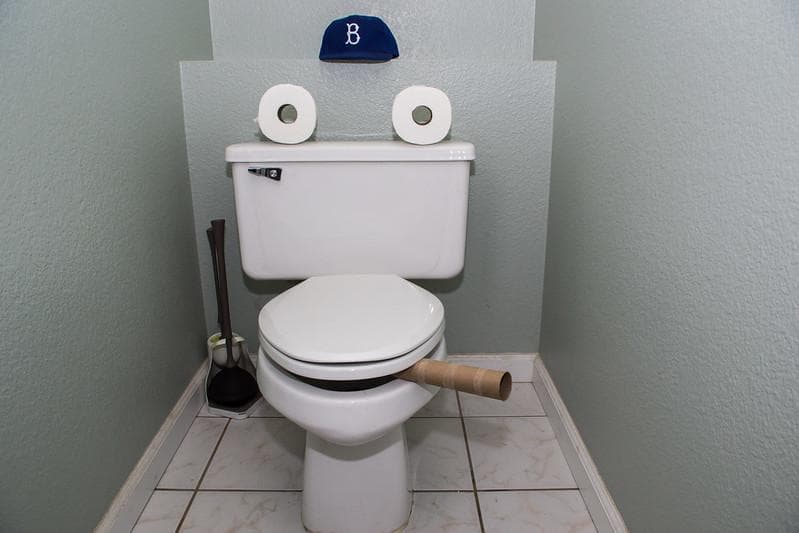 Jangan Lagi deh Membuang Benda-Benda Ini di WC