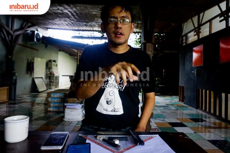 Errik Irwan, pencipta komik Gump N Hell. (Inibaru.id/ Audrian F)<br>