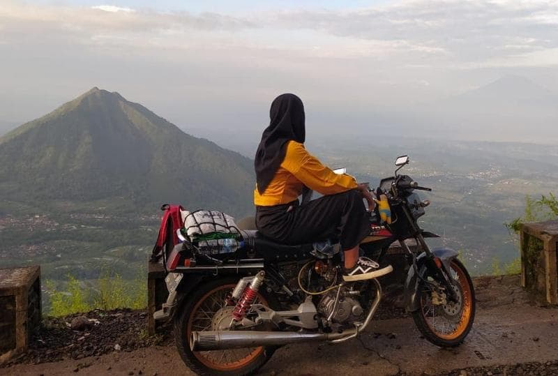 Naik ke puncak Gunung Telomoyo bisa naik motor. (Instagram/Bewee24)