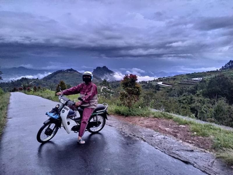 Berkendara ke puncak Gunung Telomoyo dengan sepeda motor. (Instagram/bayu_koped)