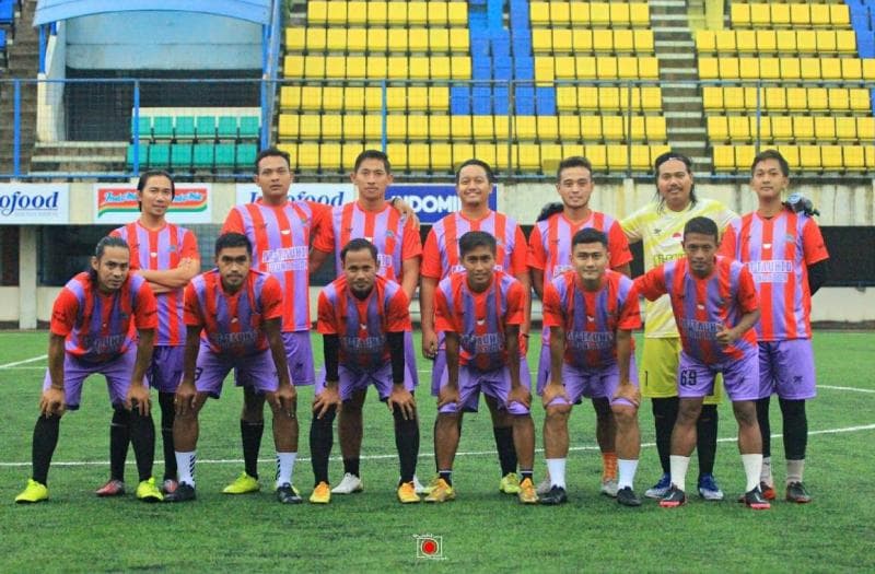 Skuad Tim At Tauhid yang berkolaborasi dengan pemain bola Semarang. (Dok. At Tauhid)<br>