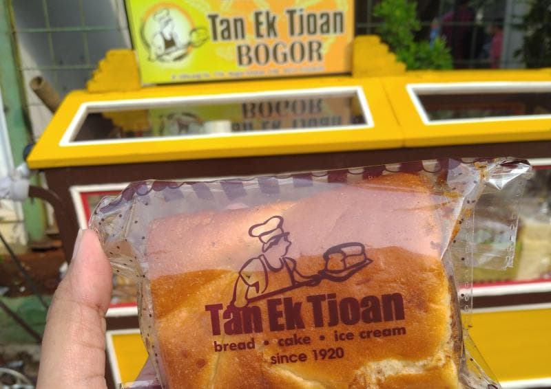 Roti Tan Ek Tjoan kini sering dijajakan dengan gerobak. (Twitter/Acipanser)