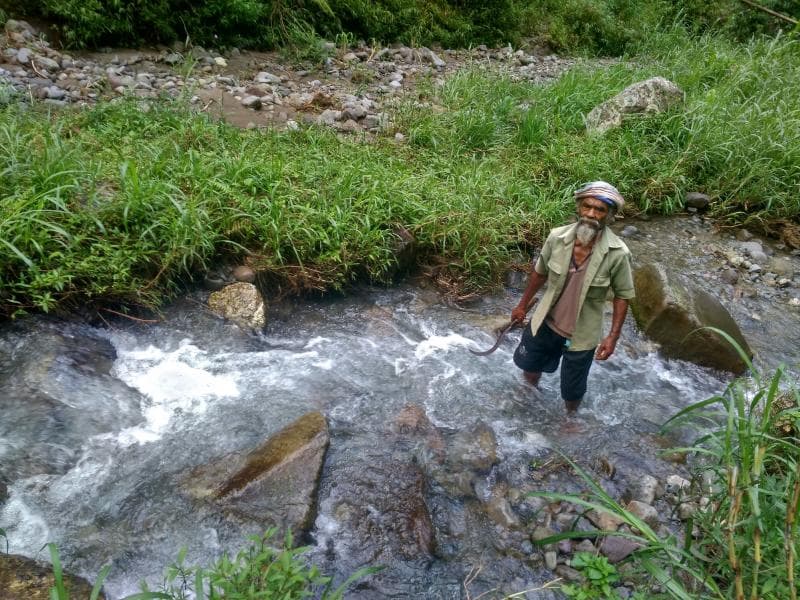 Mbah Sadiman kini menikmati sumber air melimpah di desanya. (Panajournal)