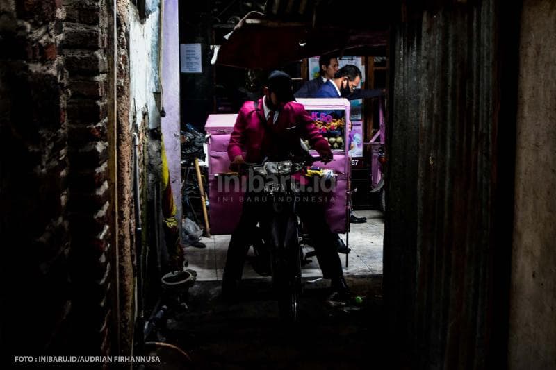 Rumah produksi Bakso Cinta berada di sebuah lorong kecil di jalan Waru, Banyumanik, Tembalang.