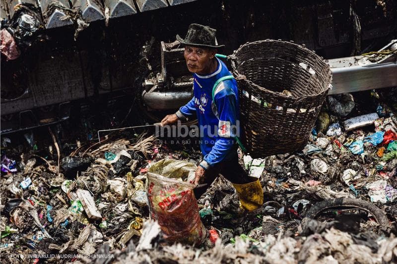 Salah seorang pemulung sampah di Jatibarang.<br>