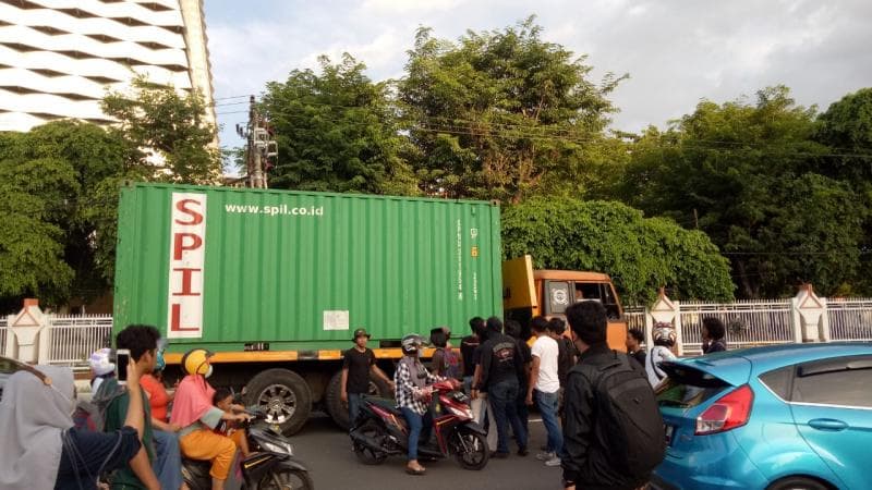 Tren 'Uji Nyali' Nge-BM Truk Demi Konten Mulai Makan Korban, Salah Siapa?