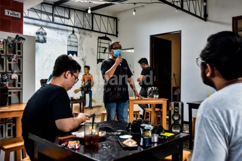 Lim Winasdy dalam acara Pameran Foto Hunting Pasar Semarang. (Inibaru.id/ Audrian F)<br>