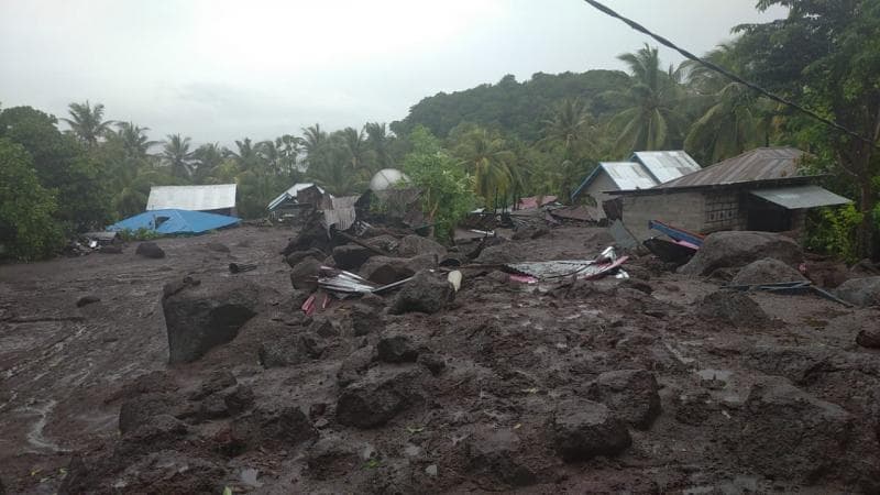 Banjir bandang dan longsor di Flores Timur, NTT akibat siklon tropis Seroja. (Twitter/BNPB_Indonesia)