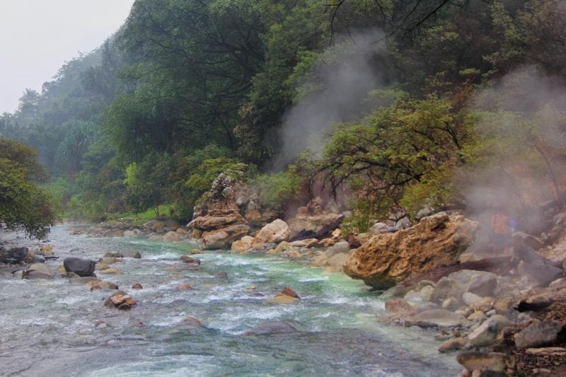 Sungai Dua Rasa dialiri air panas dan air dingin. (Tempatwisata)