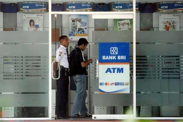 Layanan perbankan BRI diambil alih Bank Syariah Indonesia. (MI/Irfan)