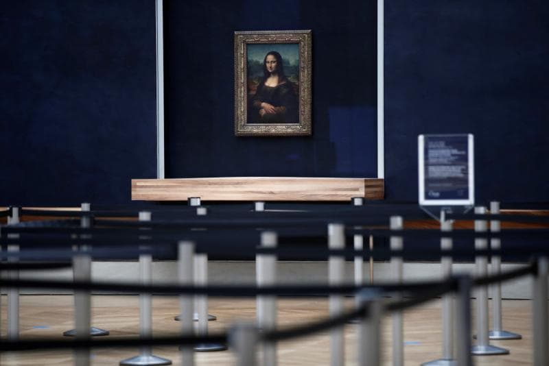 Lukisan Mona Lisa tanpa 'pengagum'. Selama pandemi, Museum Louvre yang menjadi tempat tinggal salah satu <i>masterpiece </i>Leonardo&nbsp;da Vinci itu ditutup. (Reuters/Benoit Tessier)<i>&nbsp;</i>