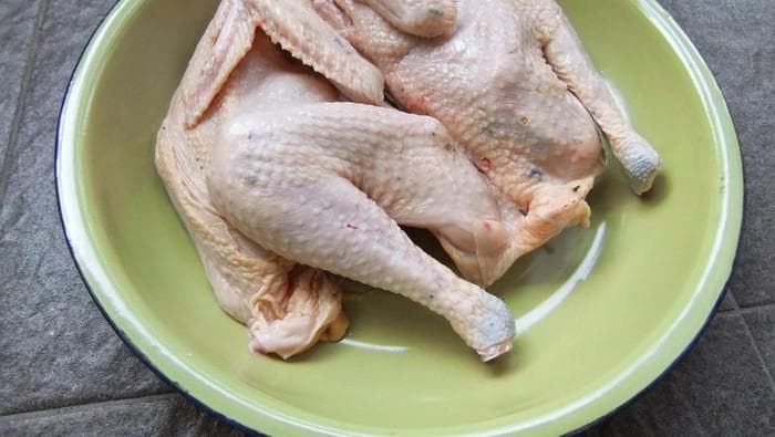 Gunakan ayam kampung untuk membuat soto ayam Lamongan. (iStock via Detik)