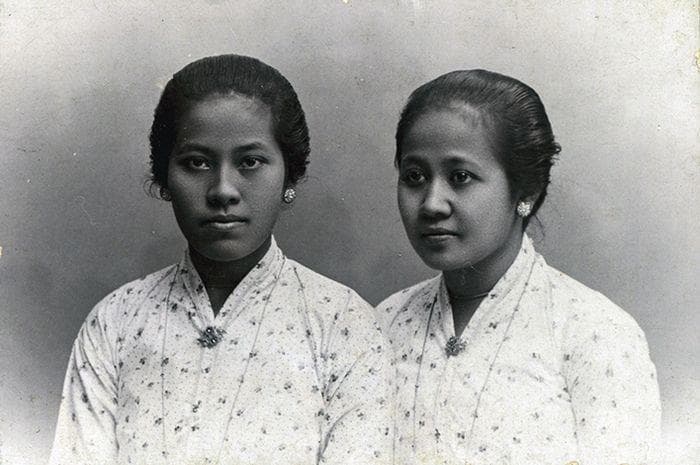 Roekmini dan Kartini. (Koninklijk Instituut voor Tall, Land-En Volkenkunde)