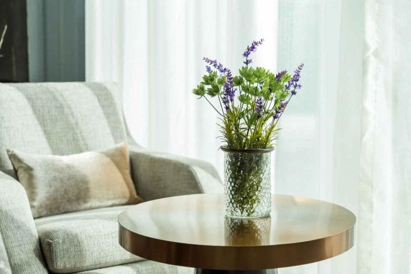 Bunga lavender di ruang tamu. (rumah123)