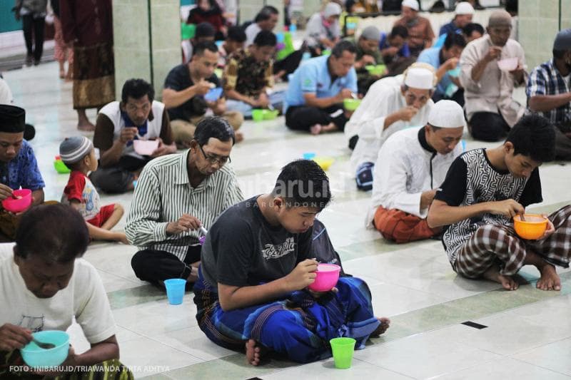 Menikmati menu iftar bubur India di Masjid Pekojan Semarang.<br>