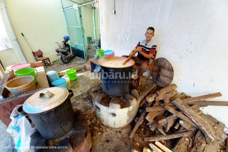 Bubur India dimasak di atas tungku berbahan bakar kayu yang berada di dapur Masjid Pekojan Semarang.<br>