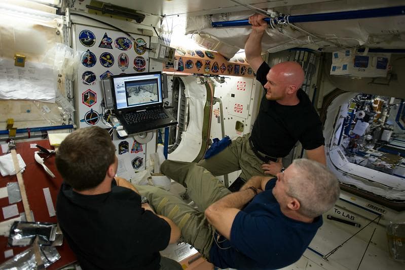Selain waktu siang dan malam di ISS yang membingungkan, astronaut juga sulit salat di lokasi yang lumayan sempit. (Flickr/

Daniel Molybdenum)