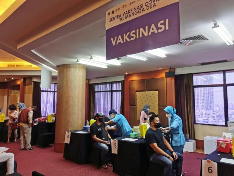 Vaksinasi bagi tenaga layanan publik mall di ITC Mangga Dua.