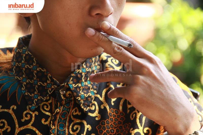 Buka puasa langsung merokok, dampaknya bisa sangat berbahaya. (Inibaru.id/Triawanda Tirta Aditya)