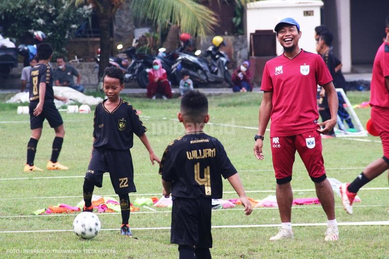 Fajar dilatih oleh mantan pemain Timnas Indonesia M Ridwan.<br>