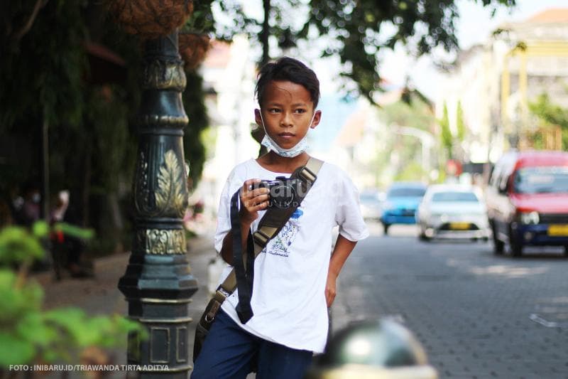 Sosok Fajar, fotografer jalanan di Kota Lama Semarang.<br>