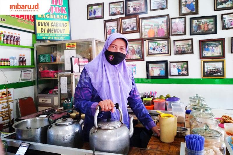 Kuntari, generasi ketiga pemilik Kedai Tahu Pojok Magelang. (Inibaru.id/ Erlyna Rahma Sari)