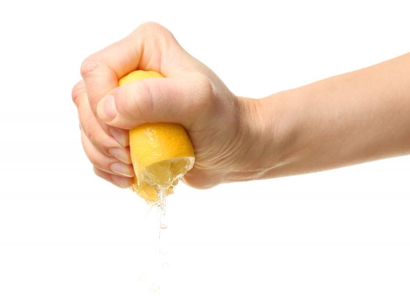 Jeruk nipis atau jeruk lemon dapat digunakan untuk menghilangkan bau amis di tangan. (Magiclean)