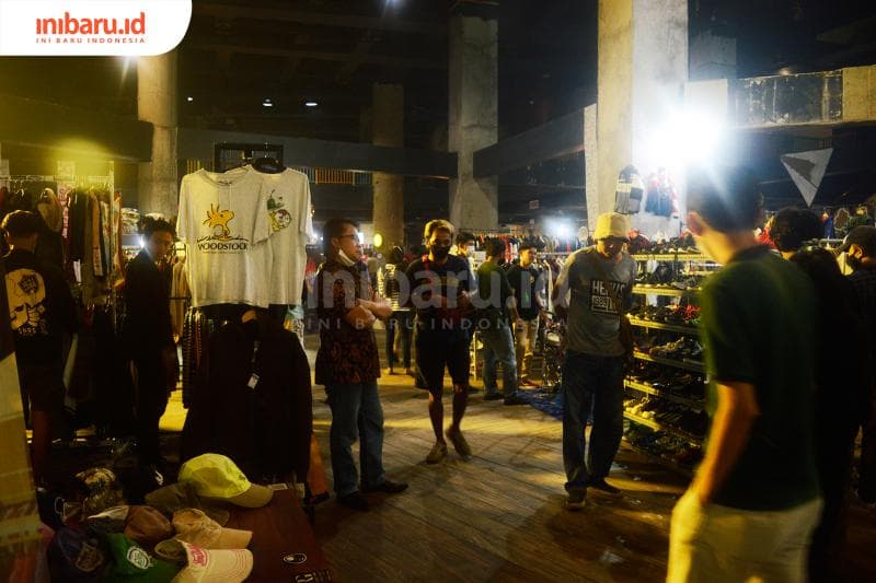 Suasana Semarang Lokal Market yang ramai oleh pengunjung. (Inibaru.id/Kharisma Ghana Tawakal)